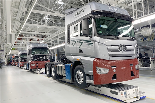 “重器”擔當！新松移動機器人批量進駐一汽解放J7智能工廠